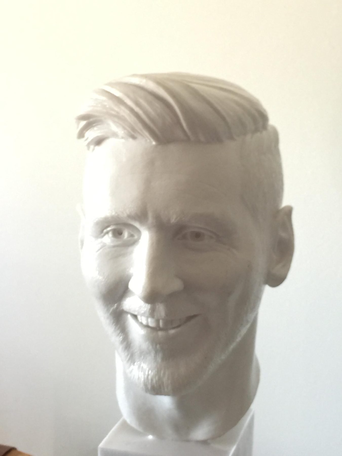 Busto blanco de un hombre sonriendo